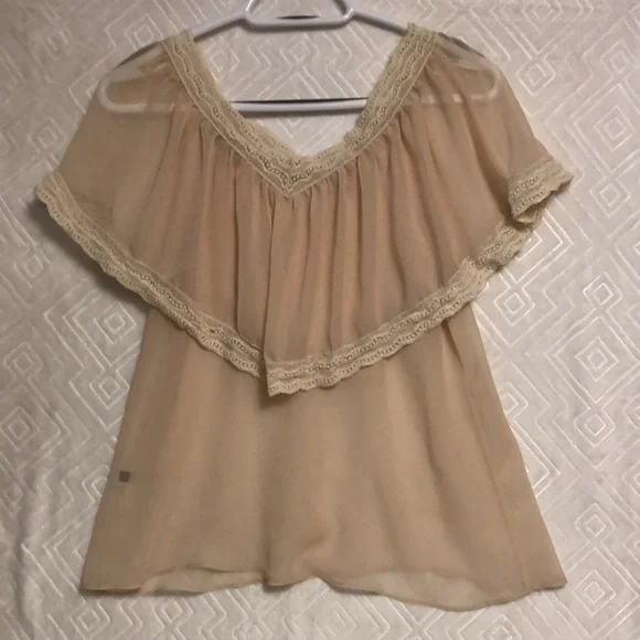 Alice and Olivia 100% silk cream blouse with lace edging - Picture 2 of 6